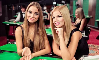 Người chơi đang xem xét các lựa chọn cá cược có trách nhiệm trên máy tính bảng tại hk88 casino